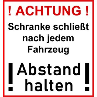 Schild - Achtung, Schranke schließt nach jedem Fahrzeug